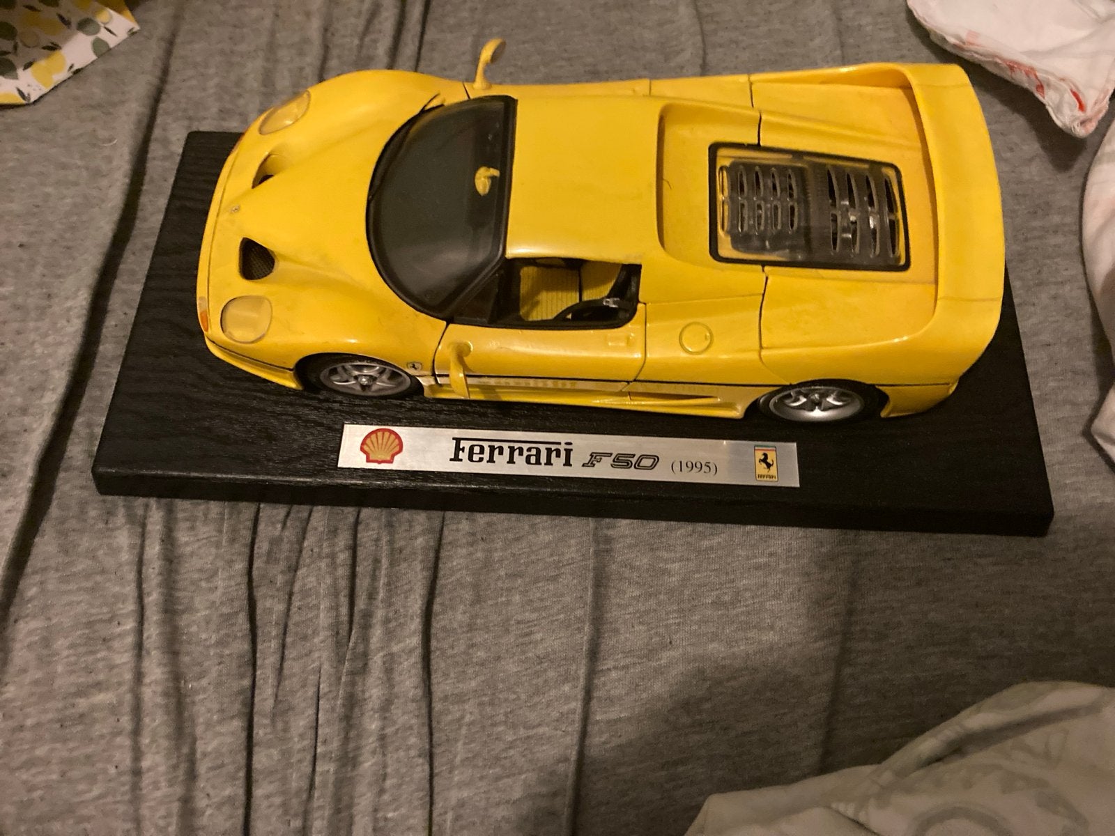 2 modelauto's: Ferrari F50 (1995) en Bugatti op standaard, Ophalen of Verzenden, Gebruikt, Auto
