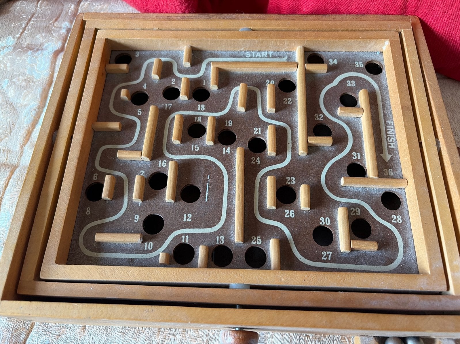 Vintage houten doolhof spel met balletjes, Hobby en Vrije tijd, Een of twee spelers, Ophalen of Verzenden, Gebruikt, Reisspel
