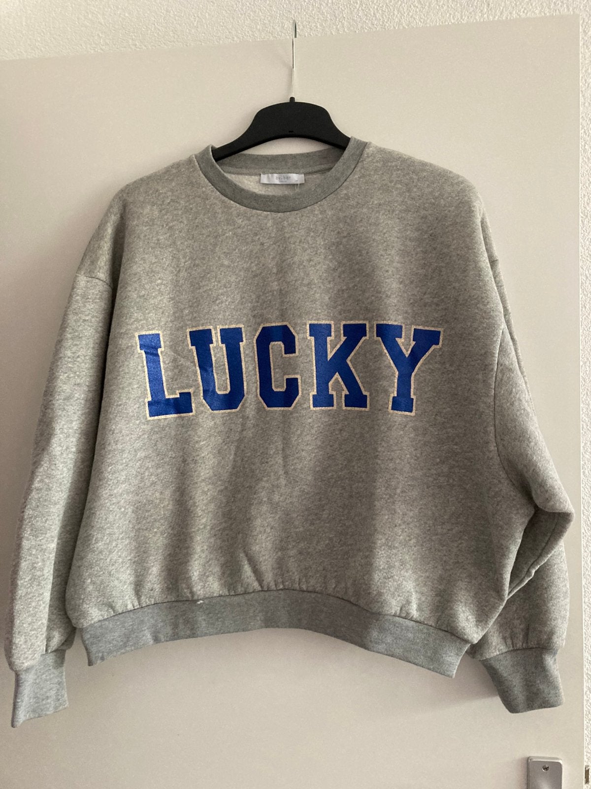 By-Bar Sweater "Lucky" - Grijs met Blauwe Letters, Verzenden, Gedragen, Maat 38/40 (M), Grijs