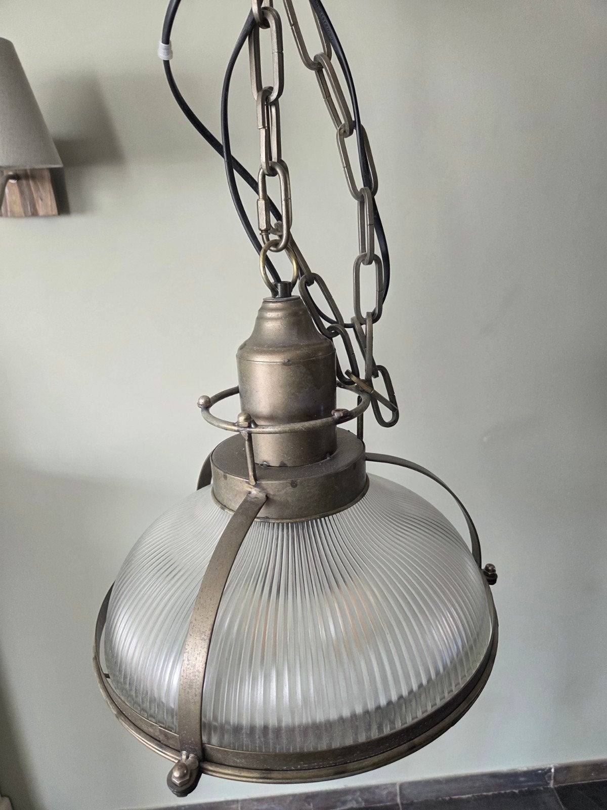 Industriële hanglamp met geribbeld glas en metalen kooi, Ophalen, E27 (groot), Zo goed als nieuw, Glas