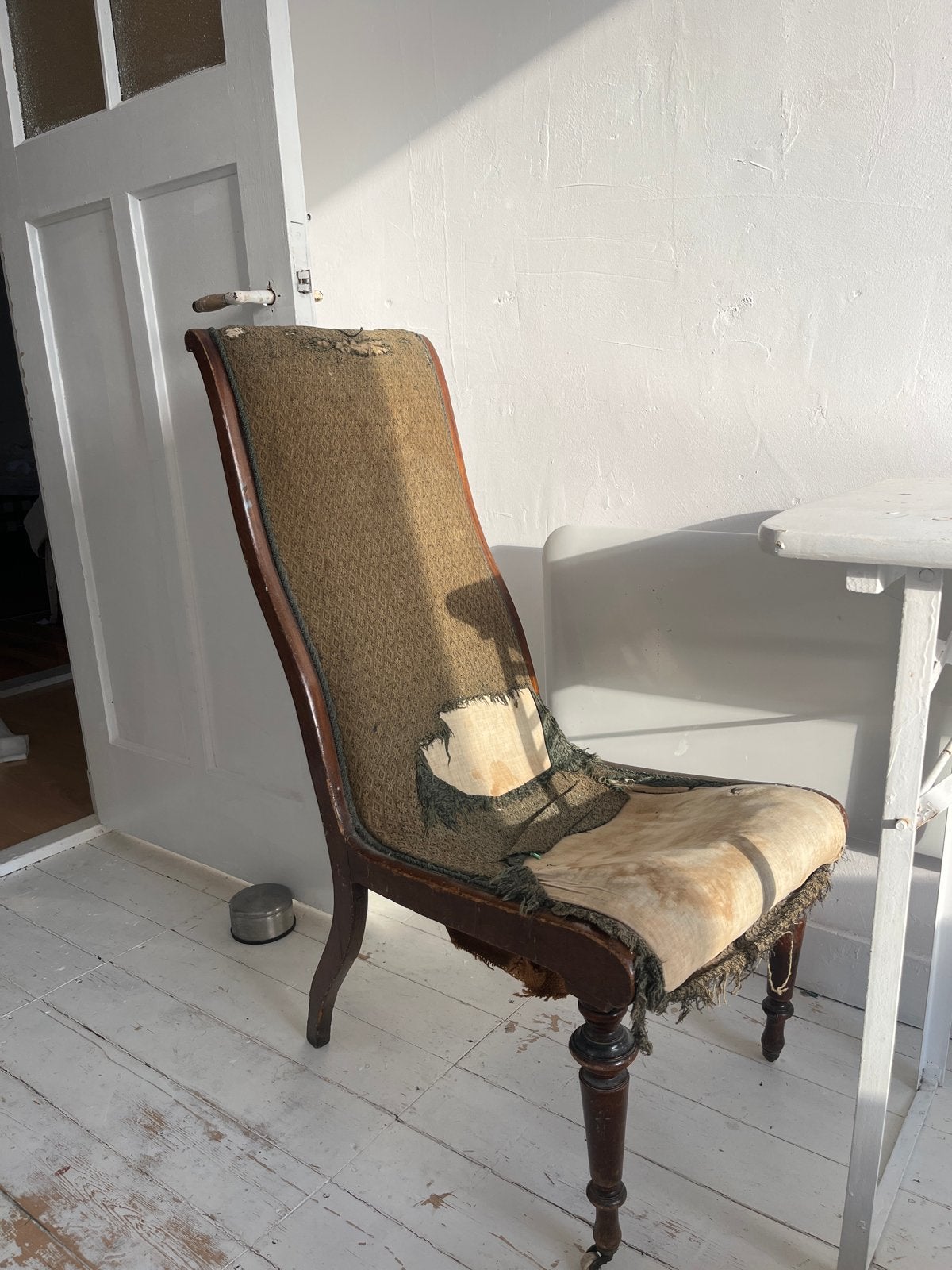 Antieke stoel met beschadigde bekleding - Opknapper, Antiek en Kunst, Antiek | Meubels | Stoelen en Banken, Ophalen
