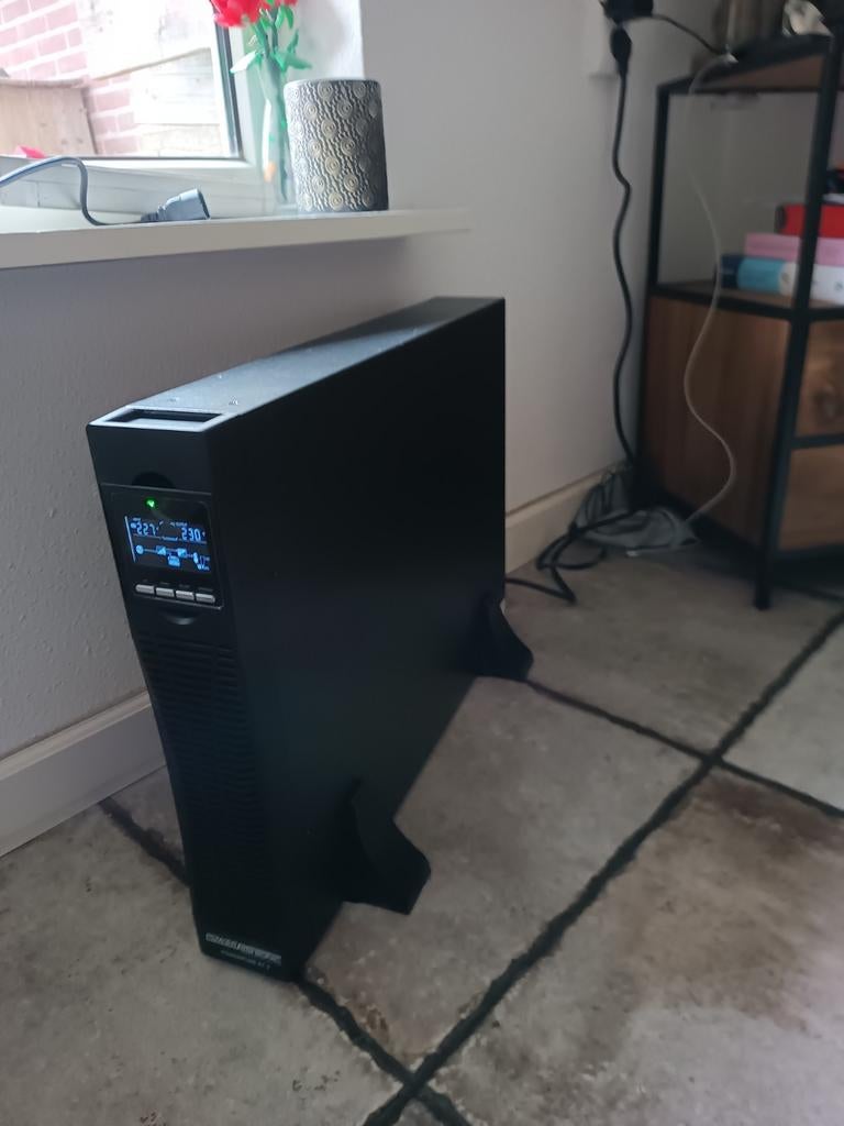 PowerUPS met nieuwe accu's, Computers en Software, Noodvoedingen (UPS), Zo goed als nieuw, Ophalen of Verzenden