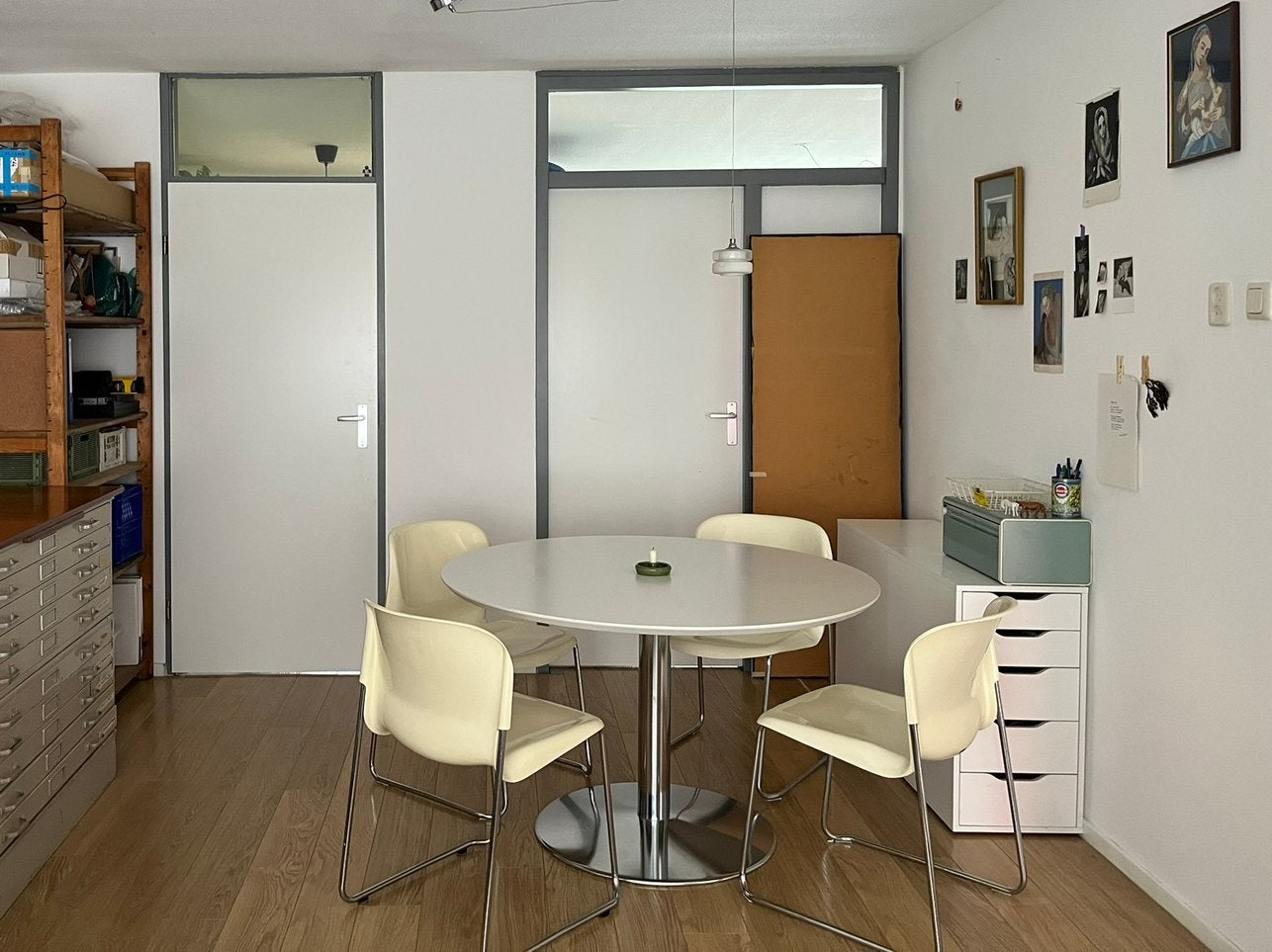 Ronde eettafel wit 120 cm stalen poot, Gebruikt, Rond, Vier personen, Artifort