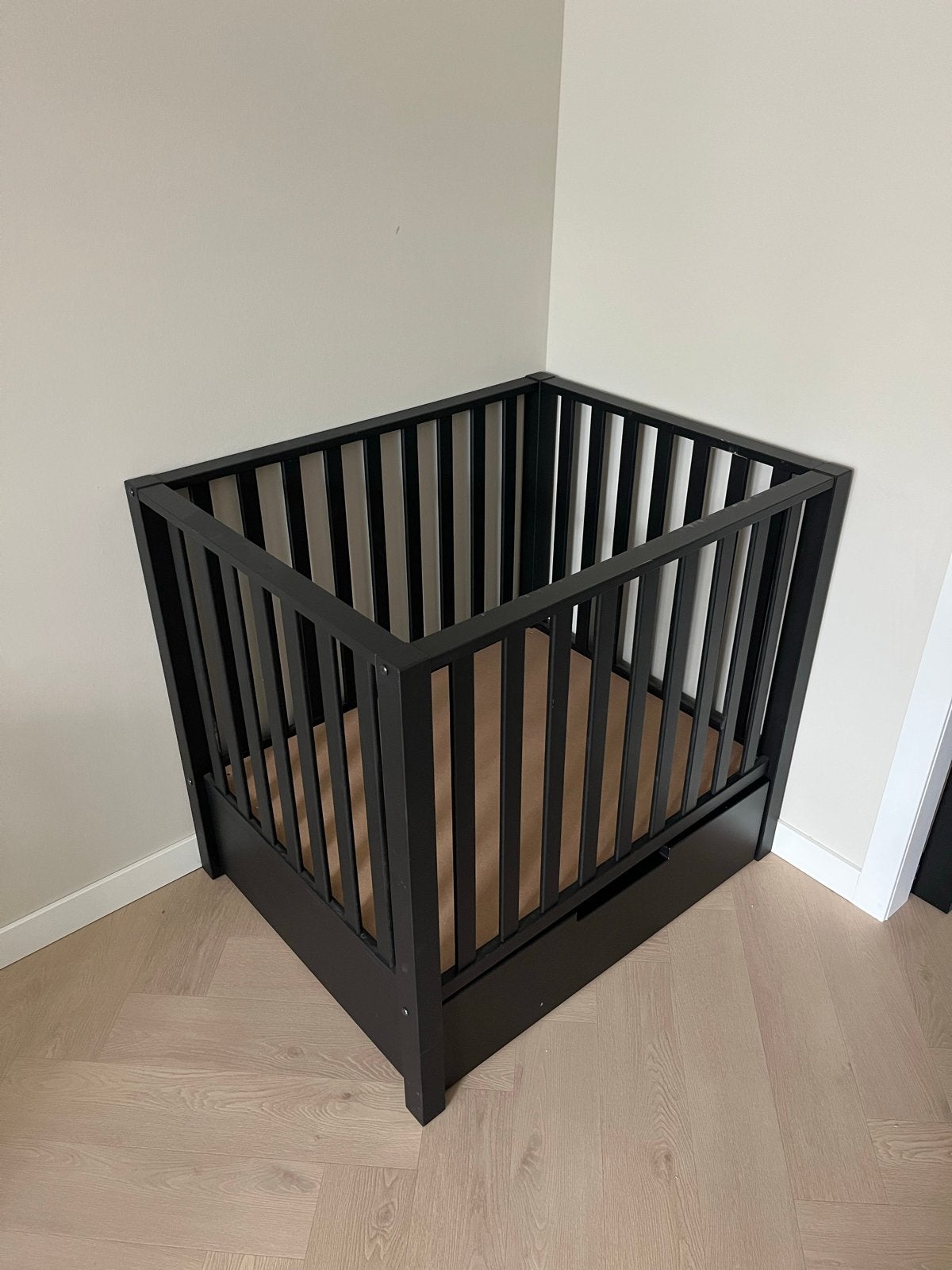 Zwarte box met lade - Gebruikt, Kinderen en Baby's, Boxen, Ophalen, Gebruikt, Lade