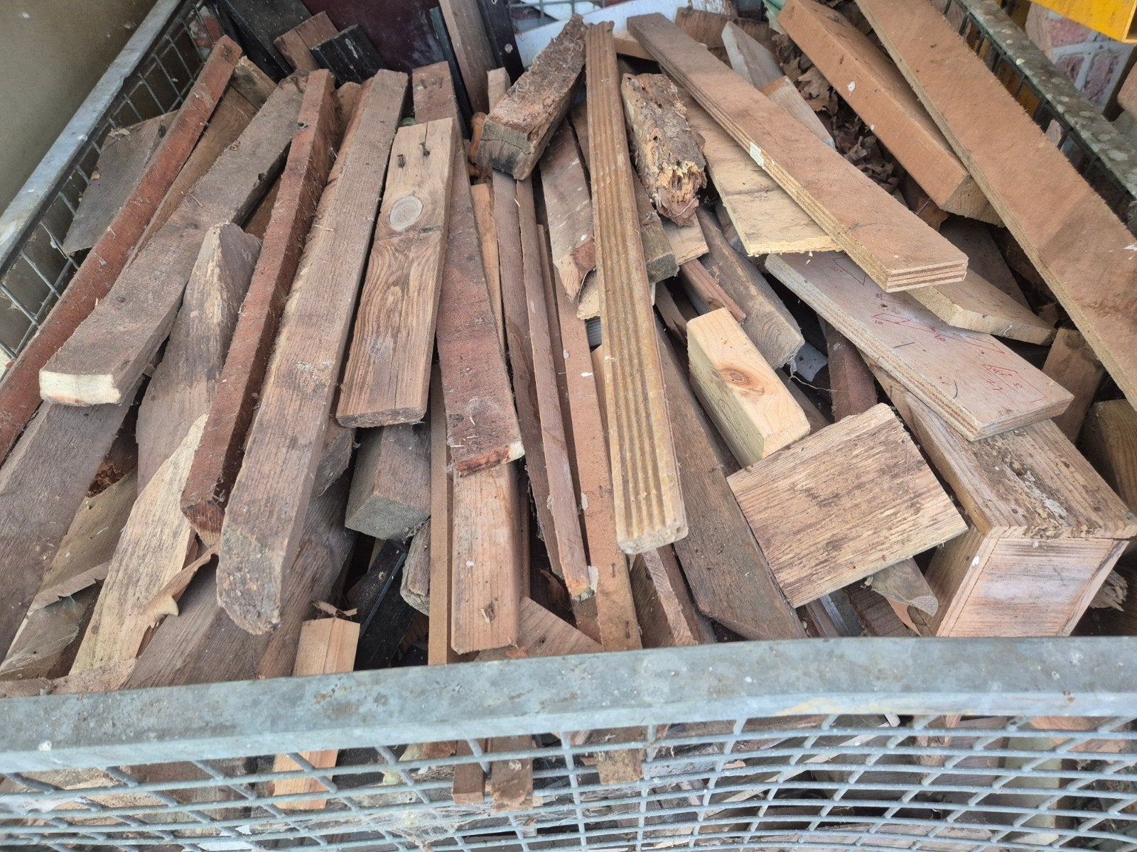 Aanmaakhout haardhout in gitterbak die terug moet, Minder dan 3 m³, Ophalen, Overige houtsoorten, Blokken
