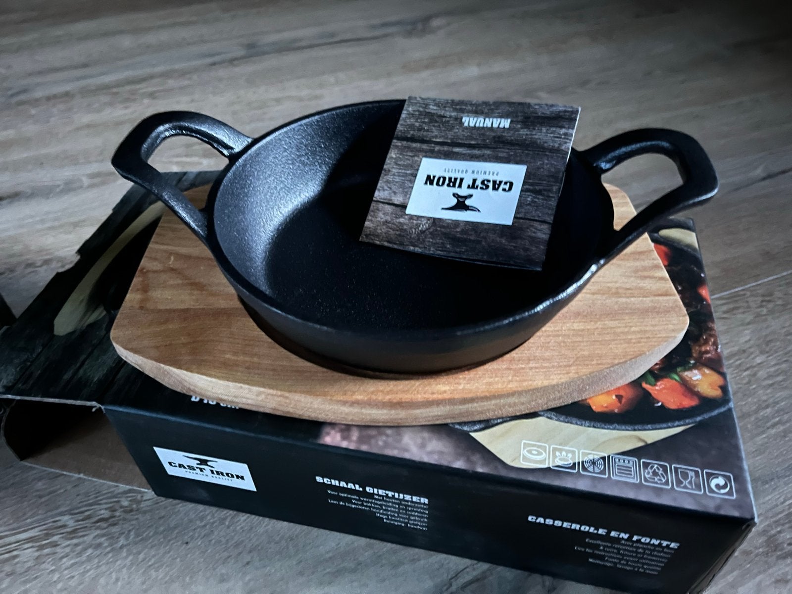 2 nieuwe Gietijzeren pannetjes met houten onderzetter, Overige typen, Nieuw, Ophalen of Verzenden, Zwart