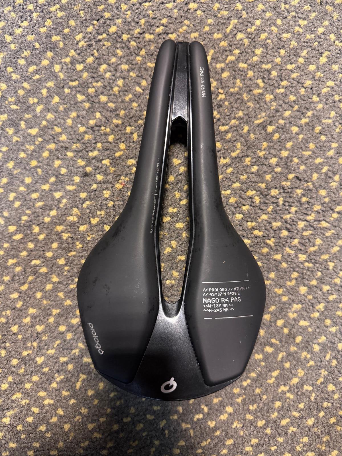 Fietazadel wielrenfiets 137 prologo milan nago r4 pas carbon, Nieuw, Ophalen of Verzenden, Zadel, Racefiets
