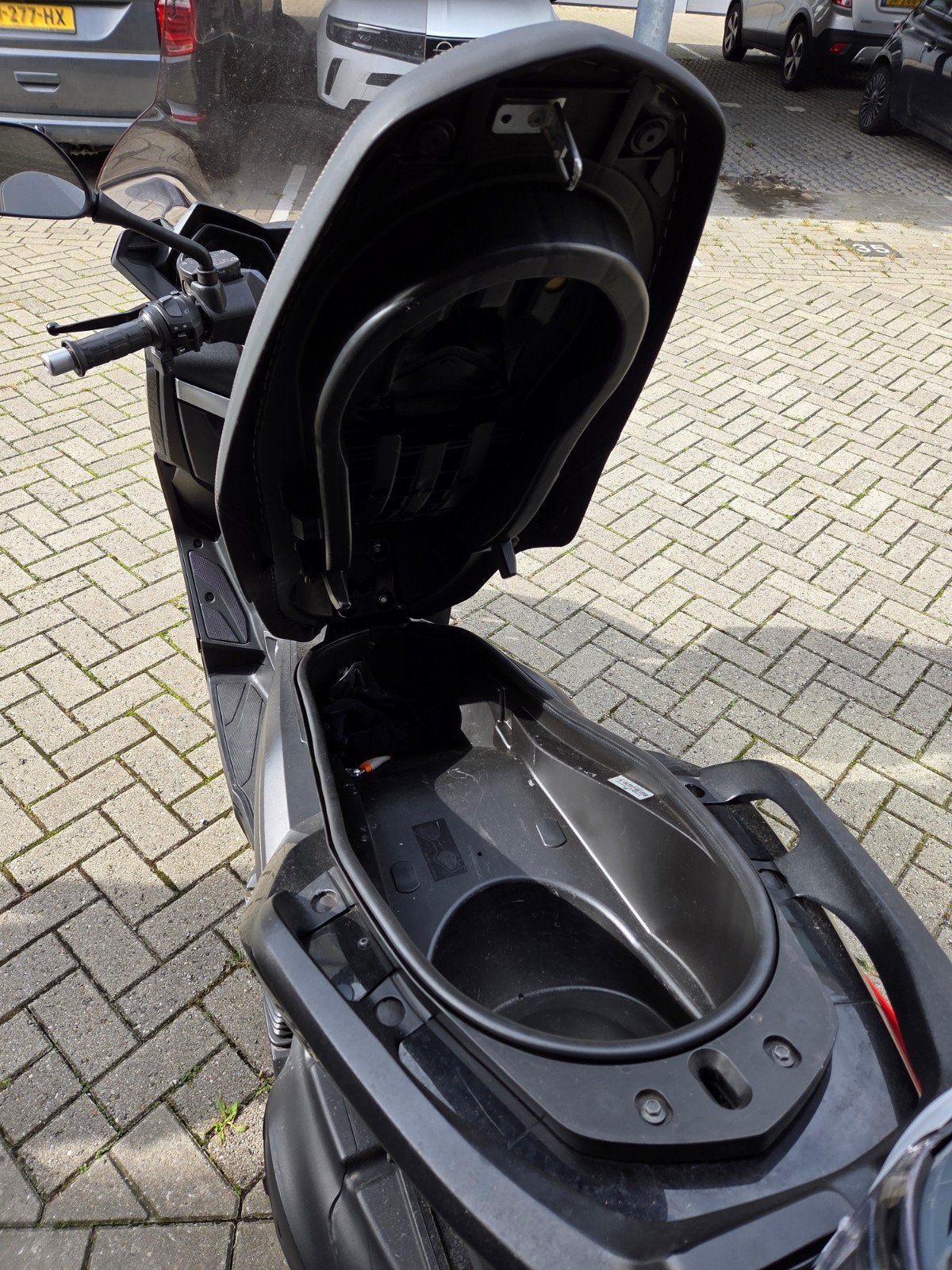Foto 7 van Yamaha X-MAX 400cc motorscooter met topkoffer