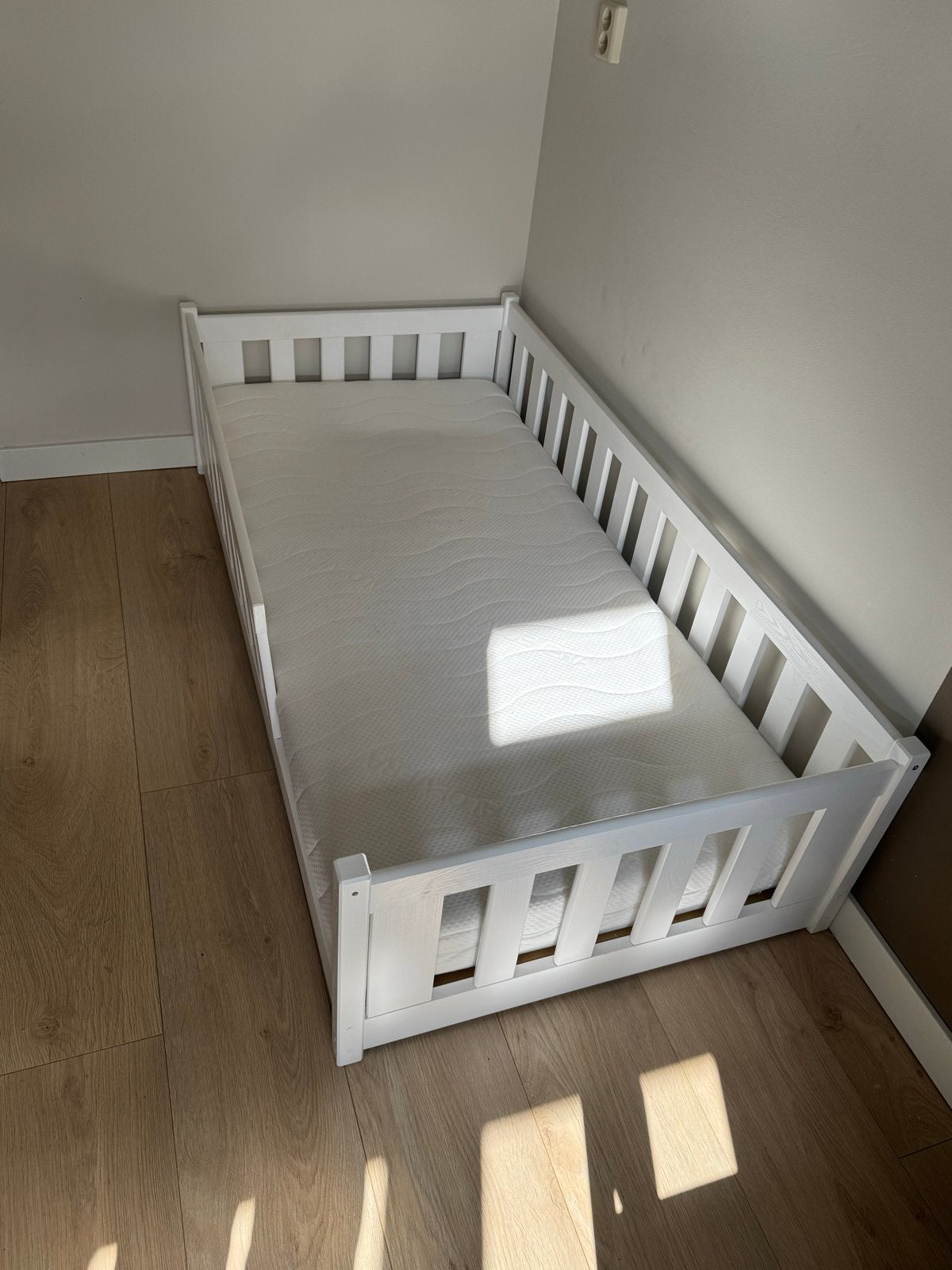 Wit kinderbed met matras en lattenbodem, Kinderen en Baby's, Ophalen, 70 tot 85 cm, Zo goed als nieuw, Lattenbodem