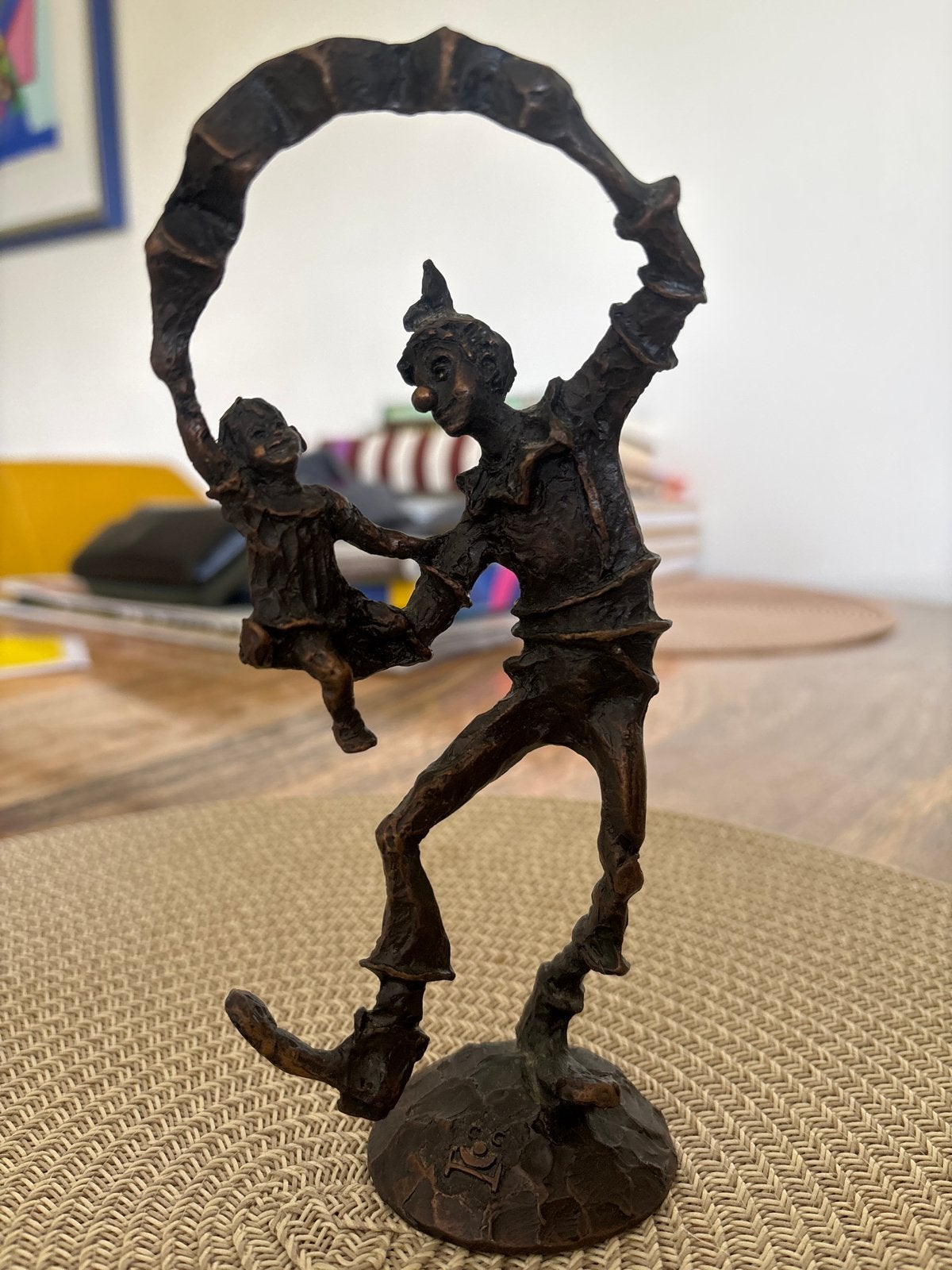 Bronzen beeld: Clown met kind -van Brigitte van den  Houdt-, Groep mensen, Minder dan 20 cm, Ophalen of Verzenden, Brons