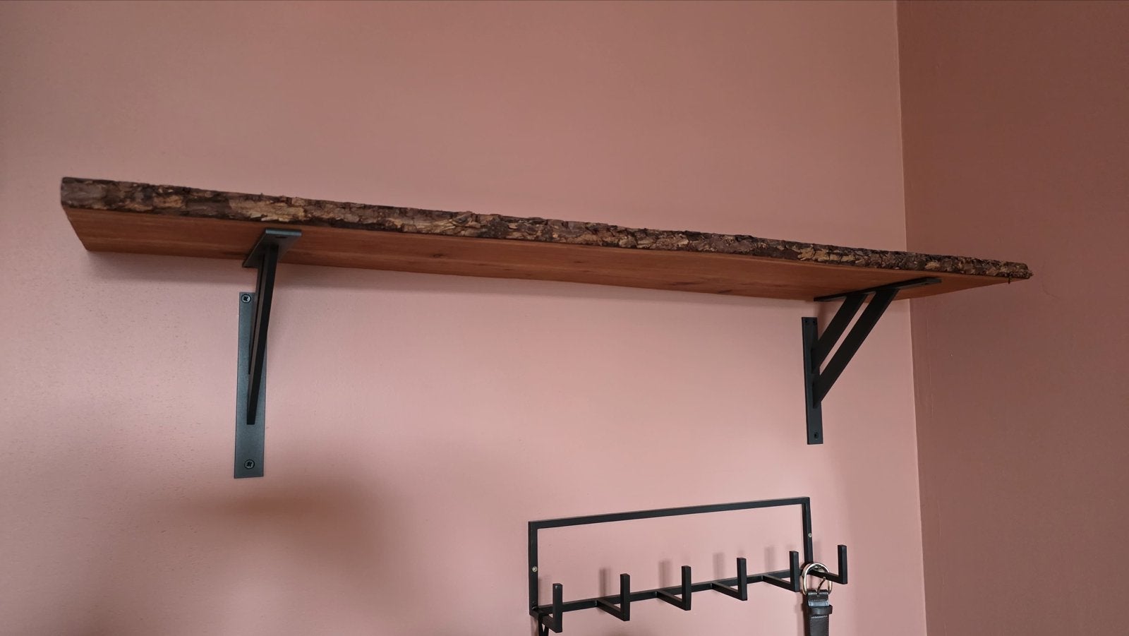 Set van 2 Hardhouten Planken met Schors en Zwarte Dragers, Ophalen, Zo goed als nieuw