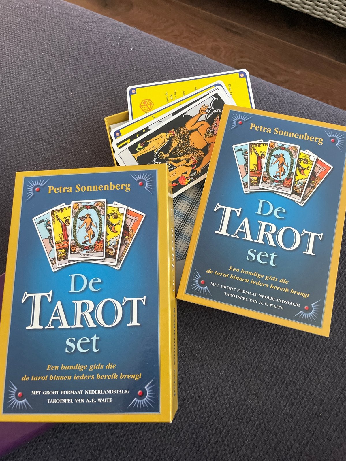 De Tarot Set - Petra Sonnenberg / geheel in doosje, Ophalen of Verzenden, Zo goed als nieuw, Tarot of Kaarten leggen, Instructieboek