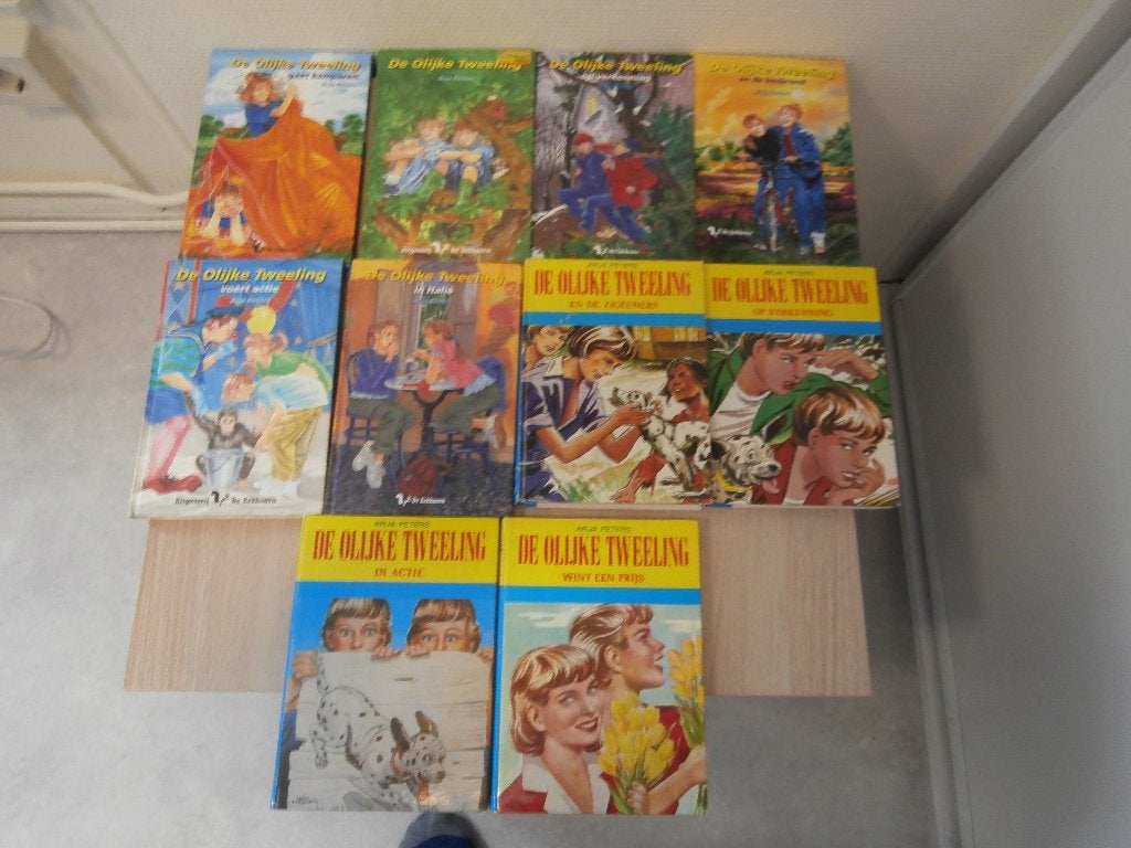 De Olijke Tweeling., Boeken, Ophalen of Verzenden, Gelezen, Artiest