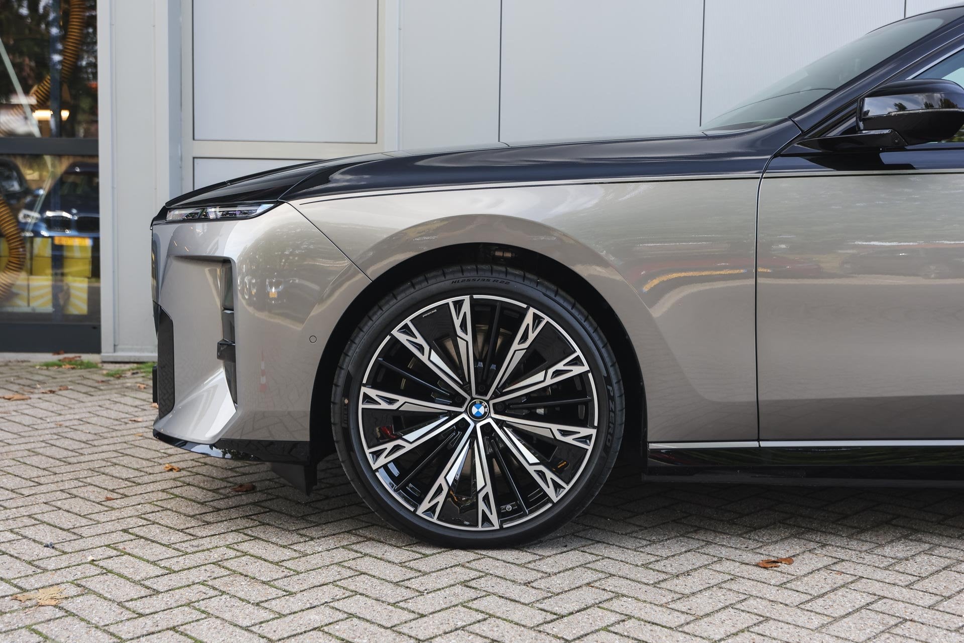 BMW i7 50 xDrive M Sport / Panoramadak Sky Lounge / Trekhaak, Auto's, Automaat, Dealer onderhouden, Zwart, 2670 kg