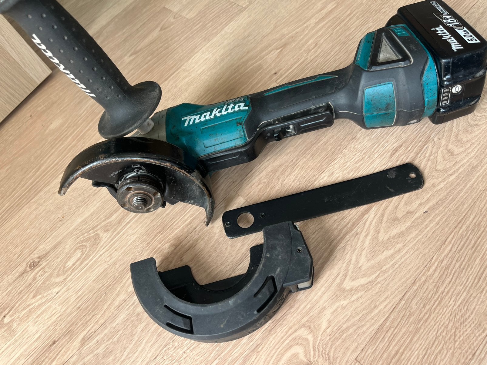 Makita accu slijptol, Ophalen of Verzenden, Zo goed als nieuw, Minder dan 700 watt, Haakse handslijpmachine
