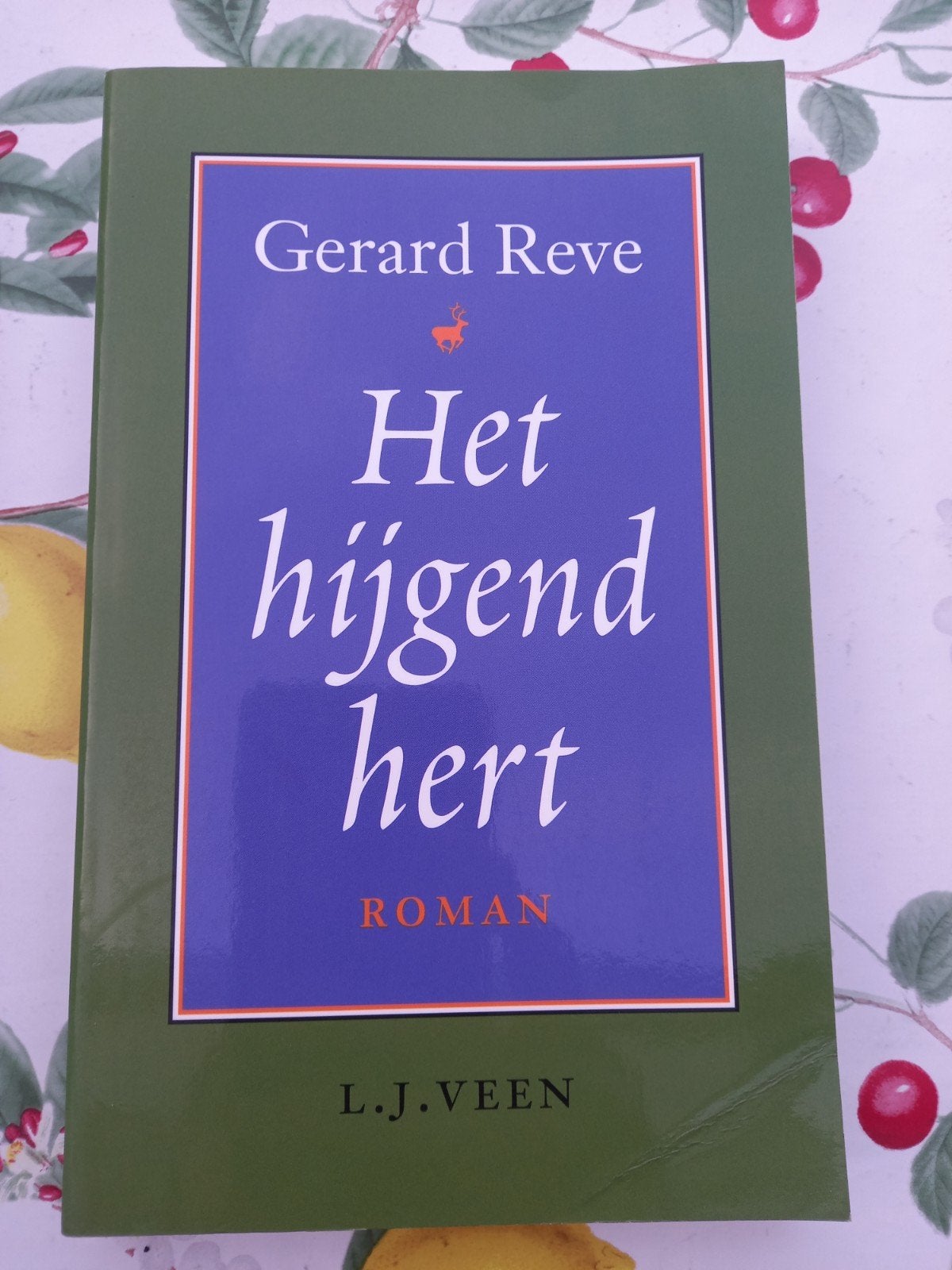 V Gerard Reve - Het hijgend hert, Gelezen, Ophalen of Verzenden, Nederland, Gerard Reve