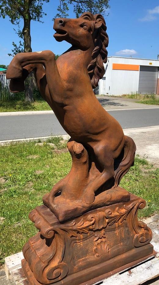 Steigerend paard, groot massief gegoten steen op XXL sokkel, Dierenbeeld, Steen, ., Nieuw