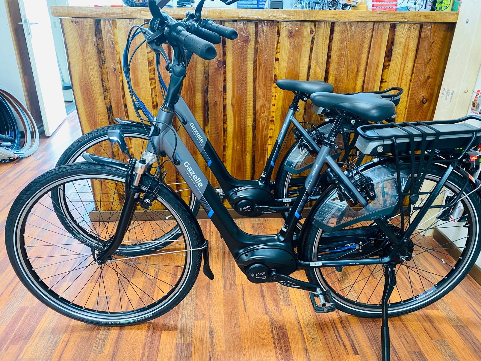 2X  Gazelle oranje Bosch Active Line plus Middenmotor1571 km, Ophalen, 53 tot 56 cm, Velgrem, Versnellingen