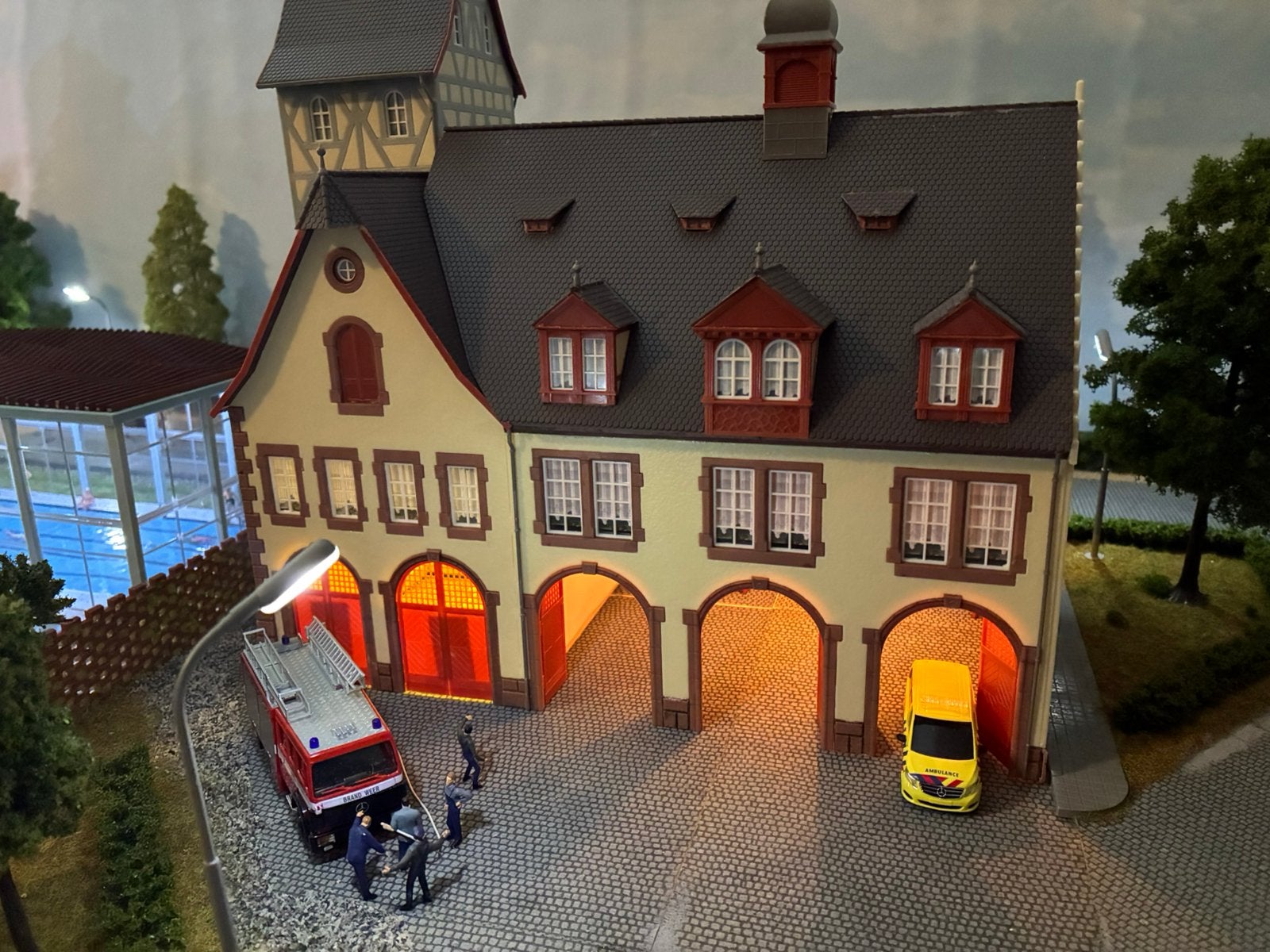 Faller 130163 HO Brandweerkazerne (gebouwd), Hobby en Vrije tijd, Modeltreinen | H0, Gebruikt, Gelijkstroom of Wisselstroom, Brug, Tunnel of Gebouw