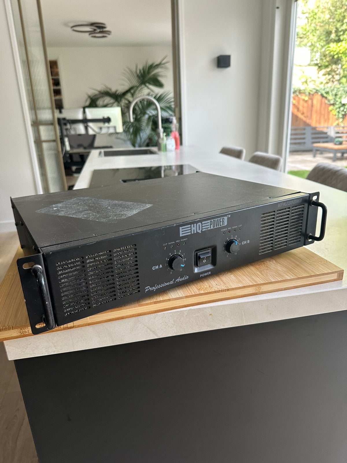 HQ Power VERMOGENVERSTERKER 2 x 350W RMS (19"), Ophalen, Gebruikt, Audio