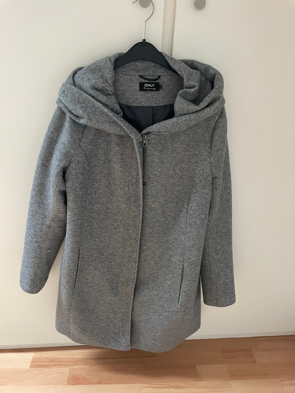 Grijze dames winterjas only, Kleding | Dames, Ophalen of Verzenden, Zo goed als nieuw, Maat 46/48 (XL) of groter, Grijs