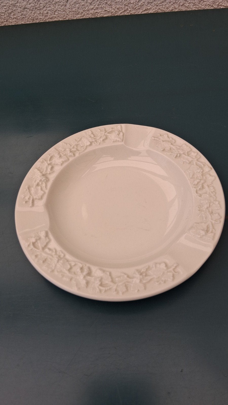 Vintage Wedgwood Embossed Queen's Ware asbak Ø 14,5 cm, Antiek en Kunst, Ophalen of Verzenden