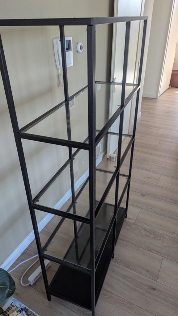 Ikea VITTSJÖ stalen stellingkast met glasplaten, Ophalen, Zo goed als nieuw