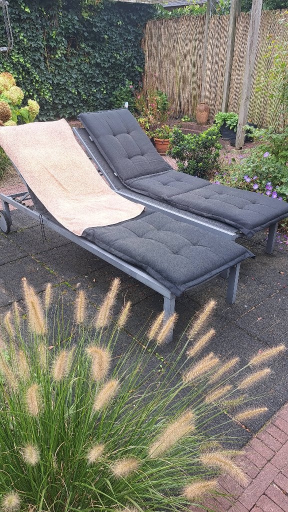 2 ALUMINIUM LIGBEDDEN MET ZWARTE KUSSENS, Ophalen, Gebruikt, Aluminium, Verstelbaar