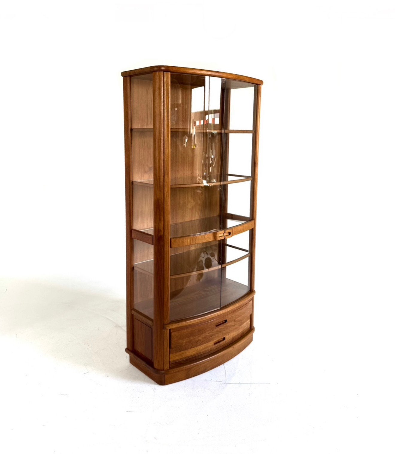 Vintage teakhouten Deense vitrinekast ‘80, Huis en Inrichting, Vintage retro buisframe design rotan webbing papercord deens, Met lade(s)