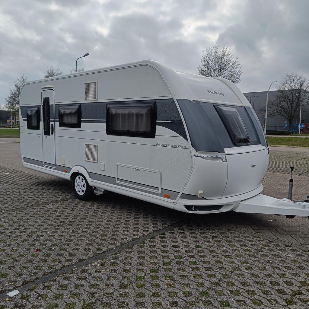 HOBBY 495 ul 2021+MOVER+VOORTENT +2 APARTE BEDDEN ETC, Caravans en Kamperen, 2 aparte bedden, Rondzit, Hobby, 4 tot 5 meter