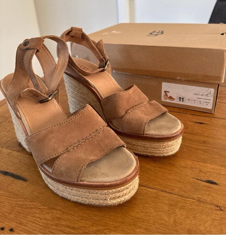 Ugg sandalen met sleehak - Zo goed als nieuw. Maat 42, Ophalen of Verzenden, Zo goed als nieuw, Bruin, Sandalen of Muiltjes