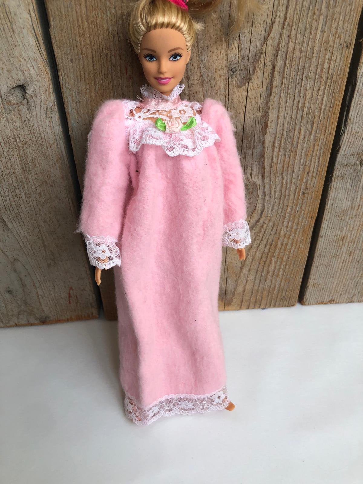 Nachtpon pyjama voor Barbie, Ophalen of Verzenden, Zo goed als nieuw, Kleertjes