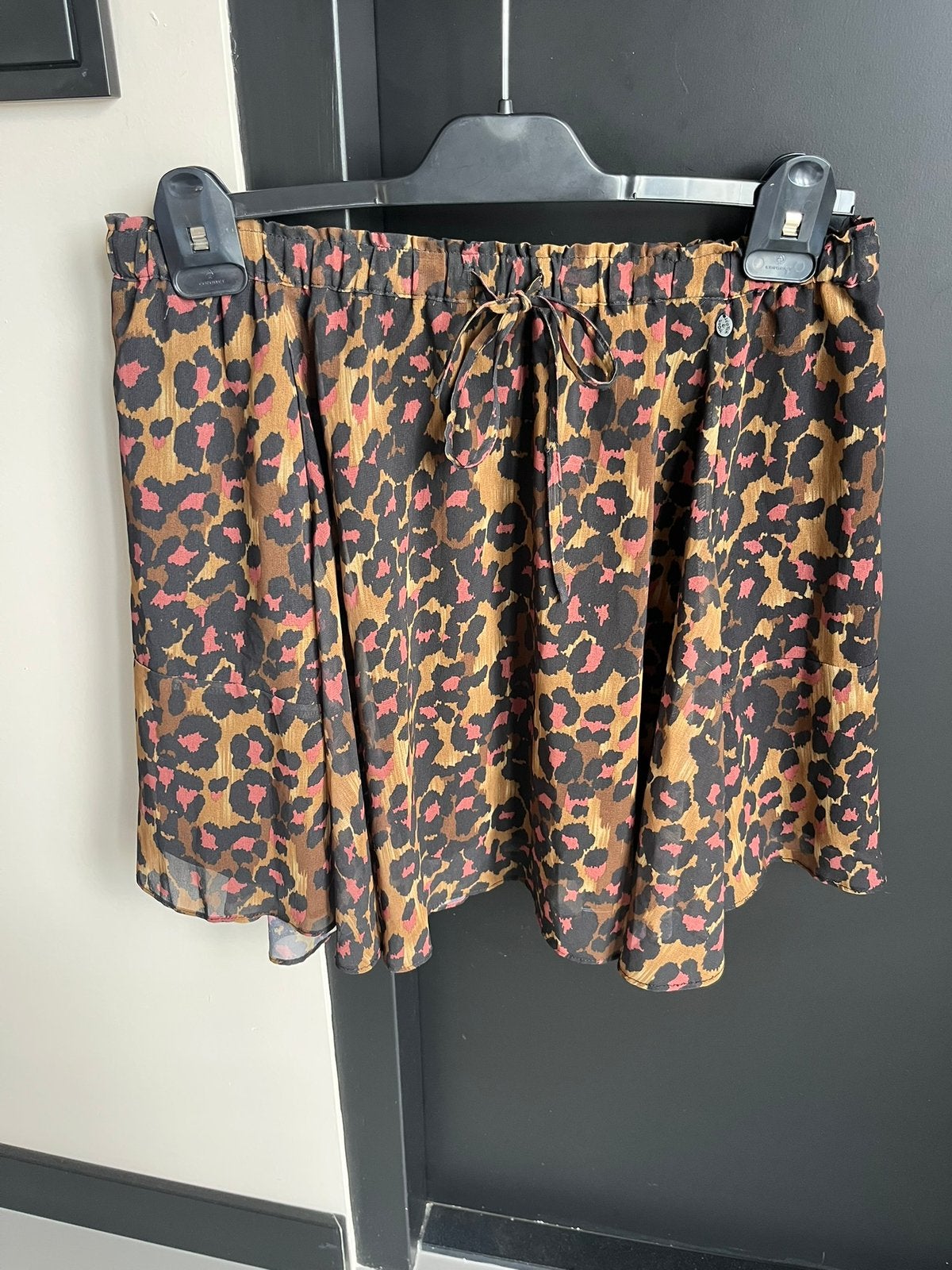 Maison Scotch voile panter print rokje M, Kleding | Dames, Rokken, Maat 38/40 (M), Bruin, Ophalen of Verzenden, Zo goed als nieuw