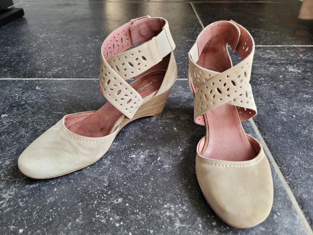 Nette suède pump merk Carmens maat 38, Pumps, Beige, Ophalen of Verzenden, Zo goed als nieuw