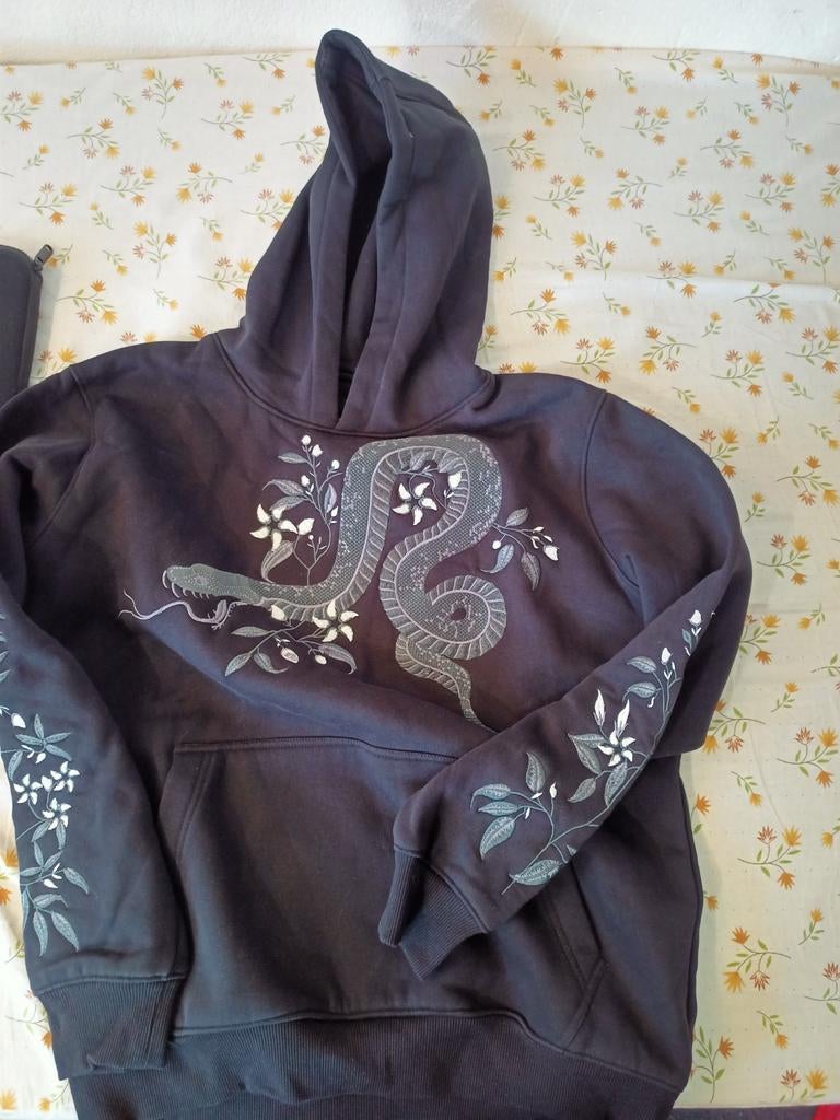 Zwarte Hoodie met Slangenprint - Maat M, Kleding | Dames, Truien en Vesten, Maat 38/40 (M), Zwart, Ophalen of Verzenden, Onbekend