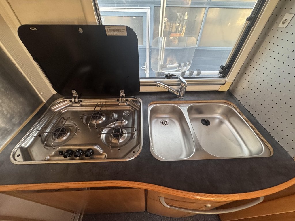 Foto 15 van Hymer B544 Kleine compacte intergaal camper voor 5 personen