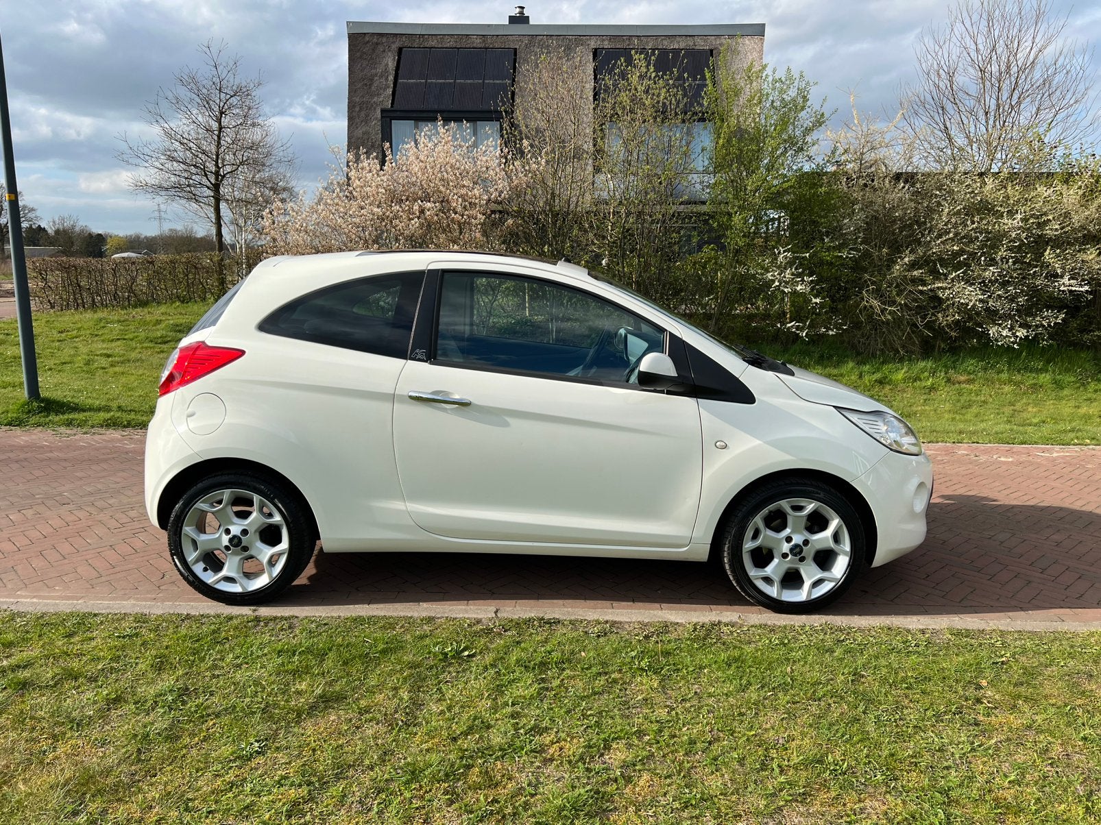 Ford Ka 1.2 69pk 2013 Wit // Pano - Sportief, Auto's, Voorwielaandrijving, Stof, 4 cilinders, 4 stoelen