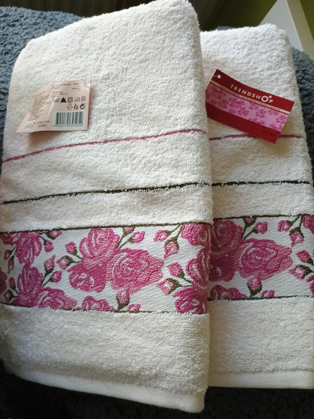 2 stuks Nieuwe Handdoek met Rozenborduursel - Wit/Roze, Ophalen, Handdoek, Nieuw, Wit