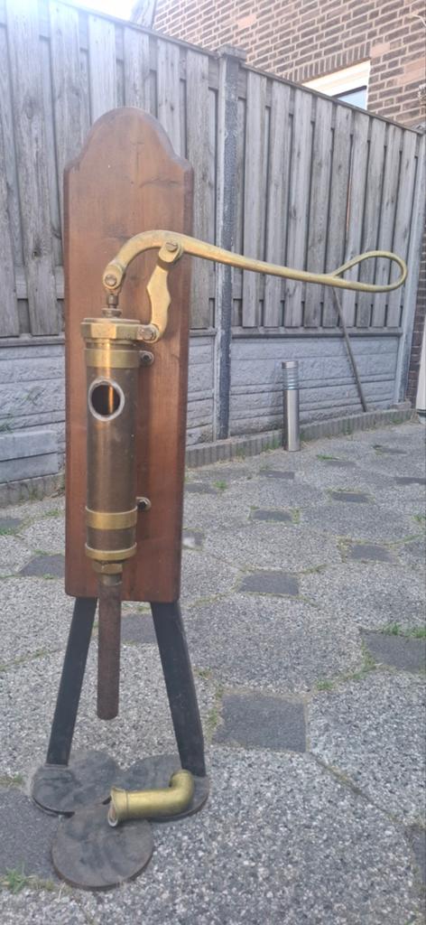 Antieke waterpomp op houten voet, werkend, 120cm hoog, Ophalen