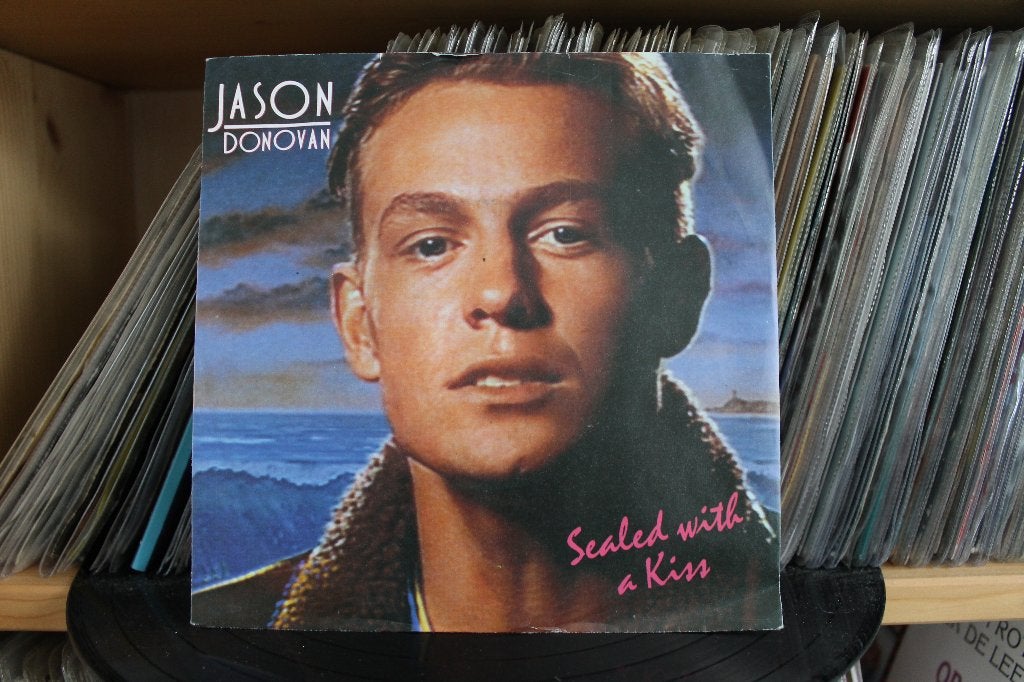 7" Single Jason Donovan - Sealed With A Kiss / Just Call Me, Gebruikt, 7 inch, Ophalen of Verzenden, Pop