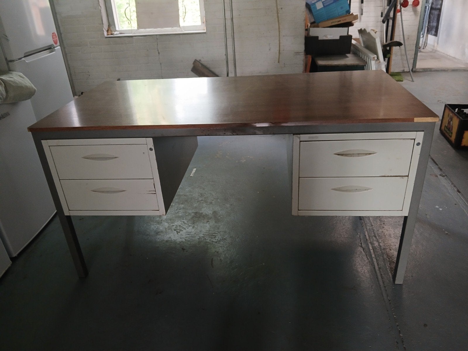 Vintage bureau met lades - Hout en metaal, Huis en Inrichting, Bureaus, Met lades, Gebruikt, Hout, Ophalen of Verzenden