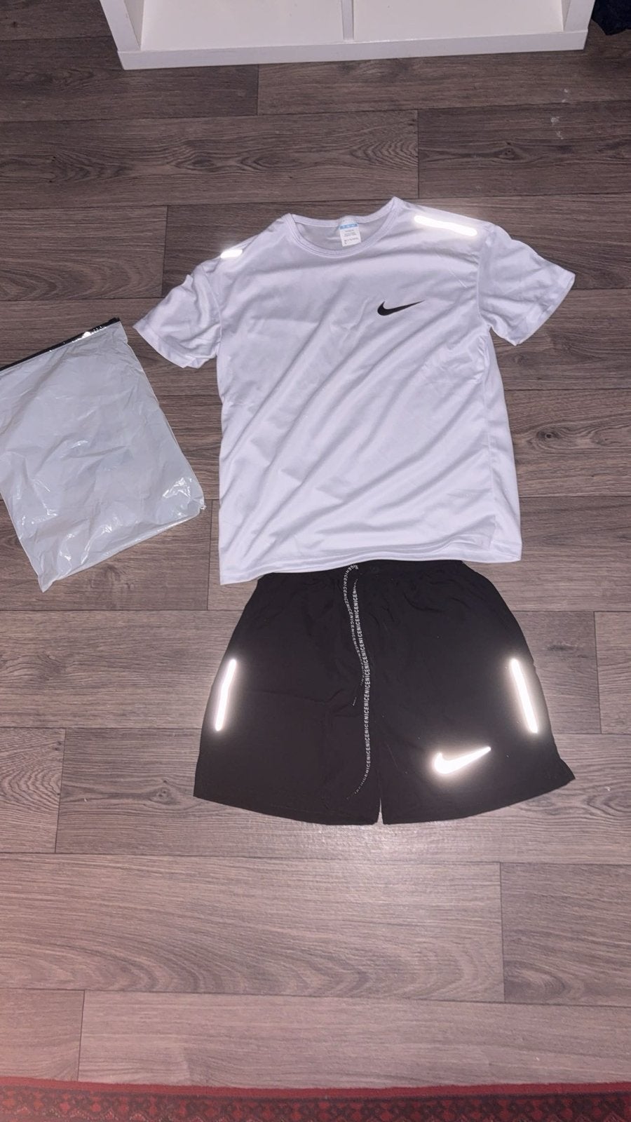 Nike sportset: T-shirt en korte broek, Fitness, Maat 48/50 (M), Wit, Ophalen of Verzenden