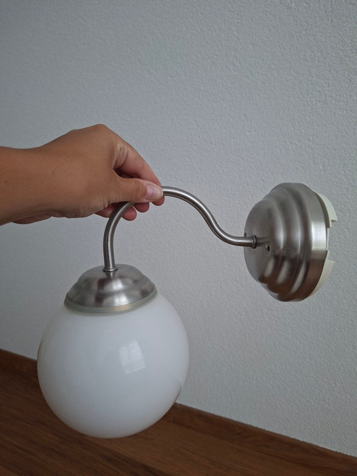 Moderne wandlamp met opalen glazen bol, Ophalen, Indirect licht, E27 (groot), Zo goed als nieuw