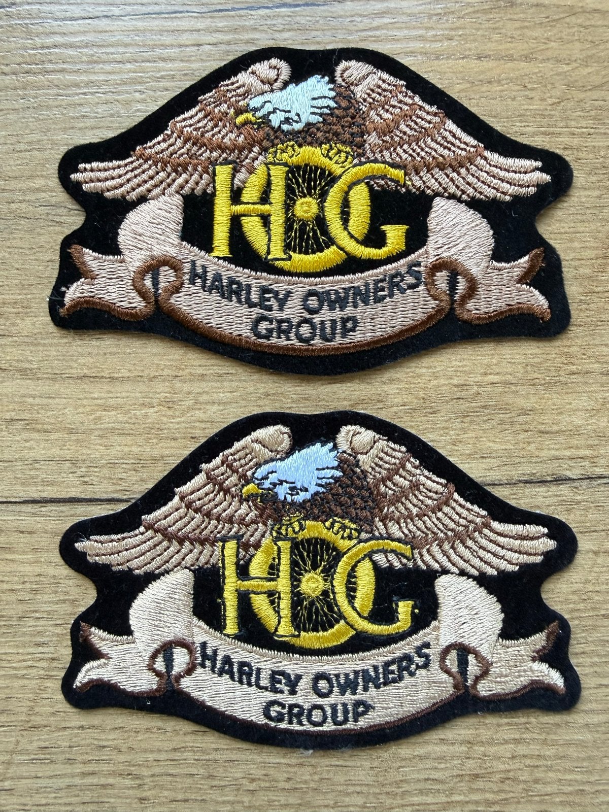 5 ongebruikte Harley speldjes en 2 HOG emblemen, Verzamelen, Verzenden, Nieuw, Transport, Speldje of Pin