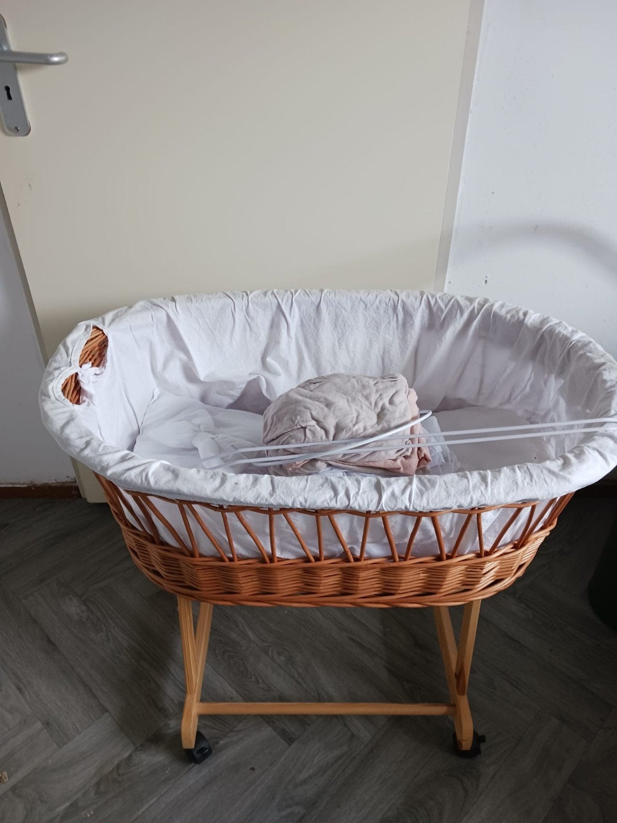 Mooi rieten wiegje met bekleding en standaard, Ophalen