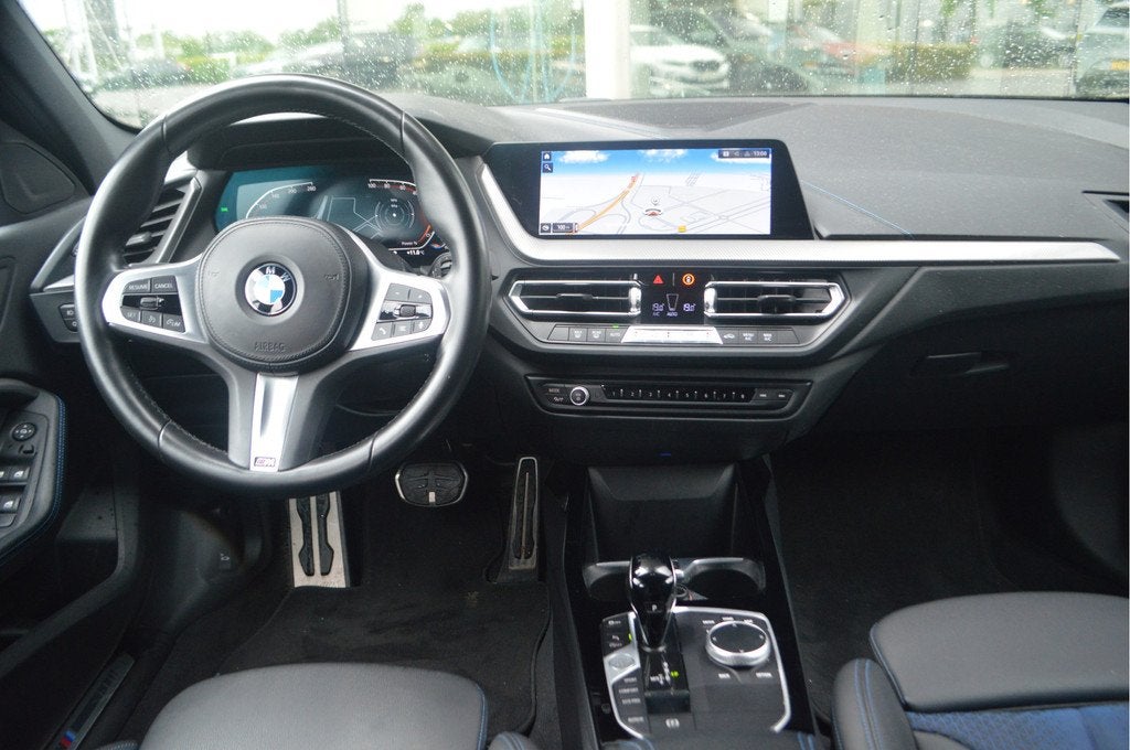 BMW 1 Serie 118i Executive M Sport Automaat / Sportstoelen /, Auto's, BMW, 136 pk, Gebruikt, Met garantie (alle), Leder en Stof