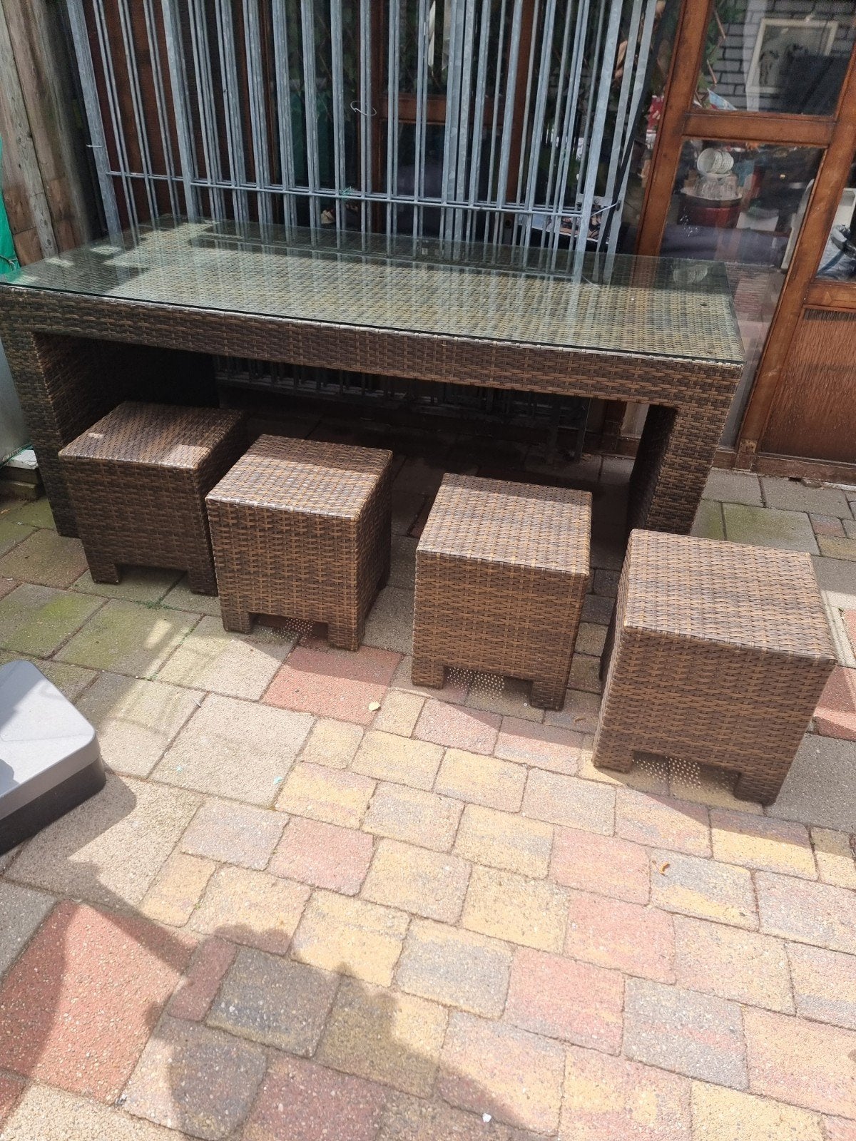 Wicker tuintafel met glazen blad en 4 krukjes, Ophalen, Gebruikt, Rechthoekig, Wicker