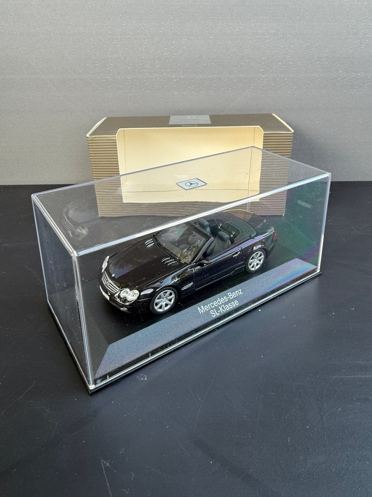 Mercedes SL klasse R230 1:43 zwart Minichamps zgan in doos!, Ophalen of Verzenden, Zo goed als nieuw