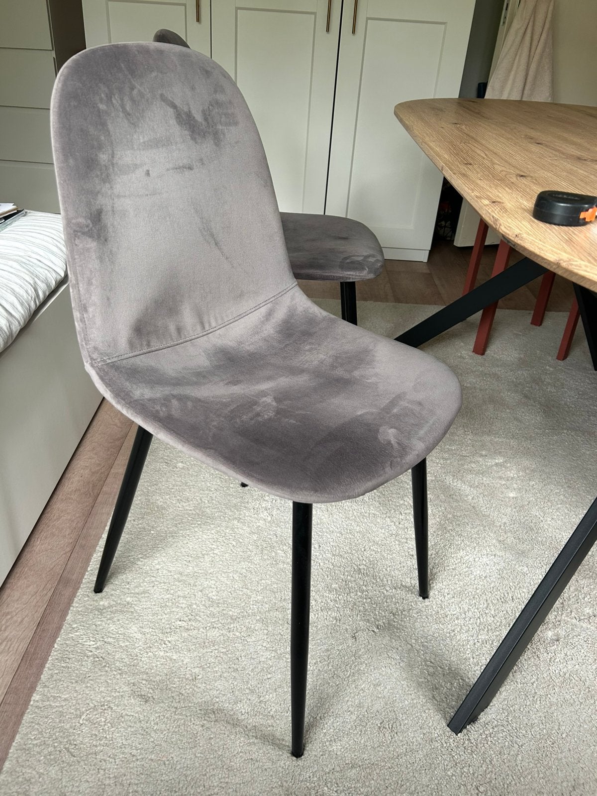 Twee leuke grijze velvet stoelen met zwarte poten, Ophalen, Twee, Zo goed als nieuw, Stof