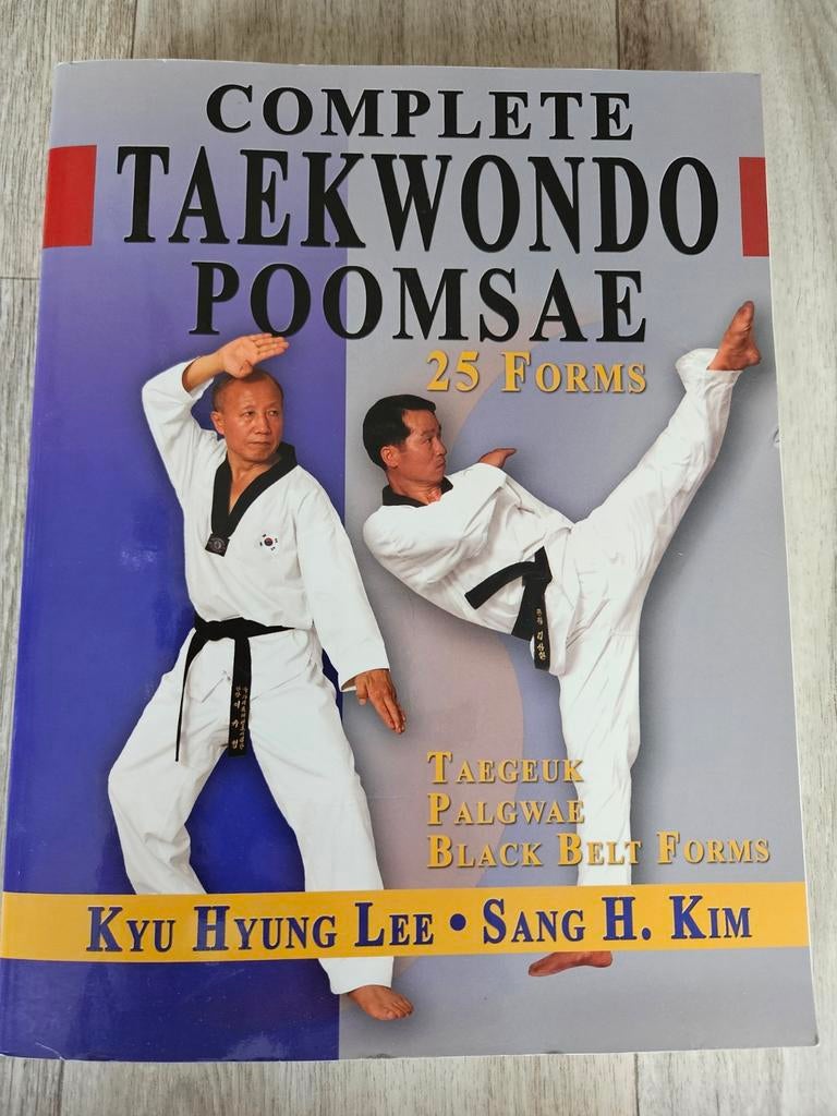 Compleet Taekwondo Poomsae Boek - 25 Vormen, Boeken, Sportboeken, Zo goed als nieuw, Vechtsport, Ophalen